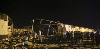 Λιβύη: Τουλάχιστον 40 νεκροί από βομβαρδισμό κέντρου προσφύγων