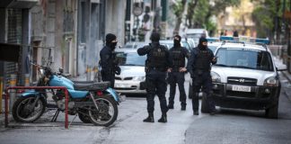 Μεγάλη αστυνομική επιχείρηση στα Εξάρχεια με συλλήψεις και προσαγωγές