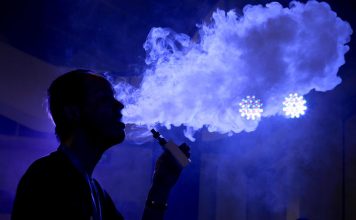 Συναγερμός στις ΗΠΑ για τον πρώτο θάνατο ατμιστή από άγνωστη πνευμονολογική πάθηση