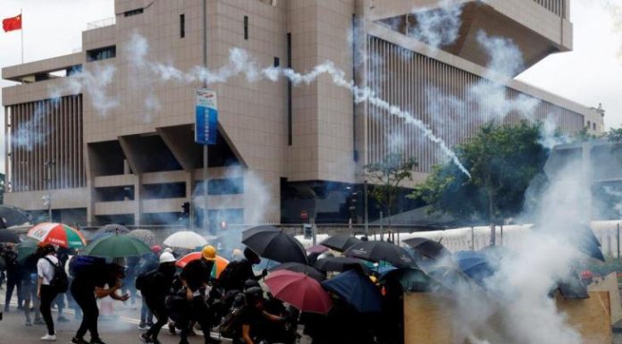 Xάος στο Χονγκ Κονγκ: Νέες βίαιες συγκρούσεις αστυνομίας-διαδηλωτών (Εικόνες σοκ)