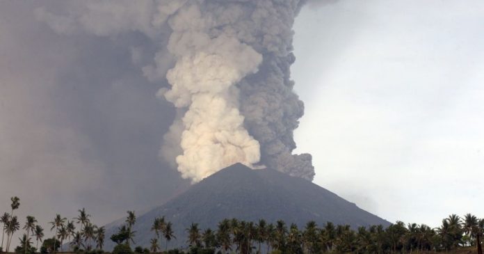 636473952208032151-AP-APTOPIX-Indonesia-Bali-Volcano