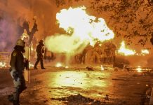 Εξάρχεια: Τρεις αστυνομικοί τραυματίες σε επίθεση αγνώστων – Συνελήφθη μέλος του «Ρουβίκωνα»