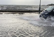 Η κακοκαιρία έπληξε την Κέρκυρα: Ξεριζώθηκαν δένδρα, παρασύρθηκε αυτοκίνητο (Βίντεο)