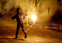 Εξάρχεια: Επίθεση με μολότοφ στα ΜΑΤ στην Χαρ. Τρικούπη