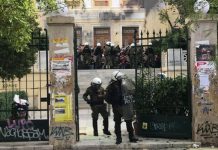 Συνεχίζονται τα επεισόδια έξω από την ΑΣΟΕΕ – Νέα ένταση στην Πατησίων