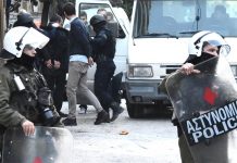 Τριπλή επεισοδιακή επιχείρηση εκκένωσης κτιρίων στο Κουκάκι – Δέκα προσαγωγές