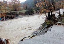 Κόπηκε στα δύο η Εύβοια: Γκρεμίστηκε γέφυρα από τα ορμητικά νερά χειμάρρου (Βίντεο)