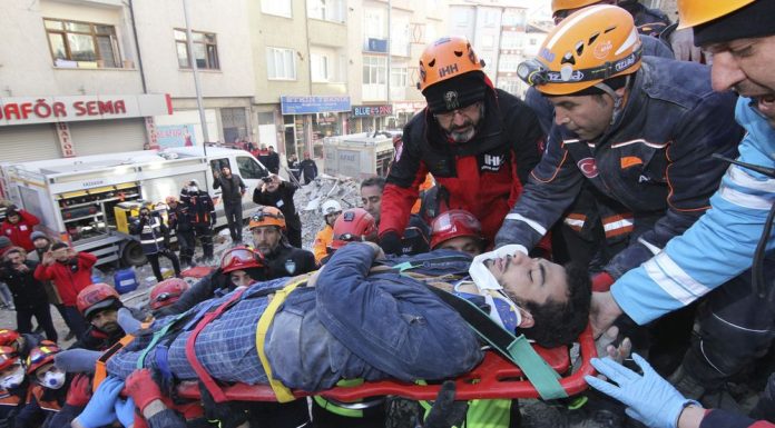 Στους 35 οι νεκροί από τον σεισμό στην Τουρκία: Λίγες οι ελπίδες για τον εντοπισμό επιζώντων