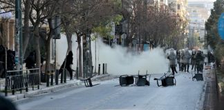Επεισόδια έξω από το Οικονομικό Πανεπιστήμιο – Κλειστή η Πατησίων
