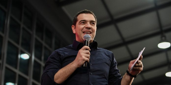 tsipras-mikrofono-omilia