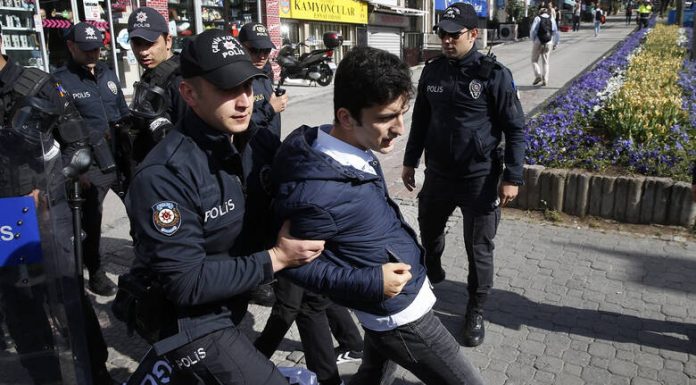 Συνεχίζεται το πογκρόμ στην Τουρκία: Σχεδόν 700 νέες συλλήψεις οπαδών του Γκιουλέν
