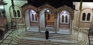 Θεσσαλονίκη: Ιερέας έψαλλε “Τη Υπερμάχω” στο προαύλιο του Ναού και ο κόσμος συμμετείχε από τα μπαλκόνια (Βίντεο)