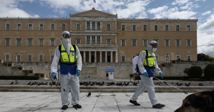 Daily Telegraph: Οι Έλληνες δίνουν μαθήματα φιλότιμου σε άλλες χώρες