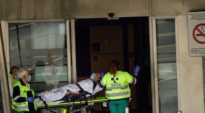 Νέο ρεκόρ θανάτων στην Ισπανία από τον ιό – Ραγδαία εξάπλωση σε ΗΠΑ και Βρετανία