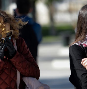 Κορωνοϊός: Μολύνει τις πιο παραγωγικές ηλικίες στη χώρα μας
