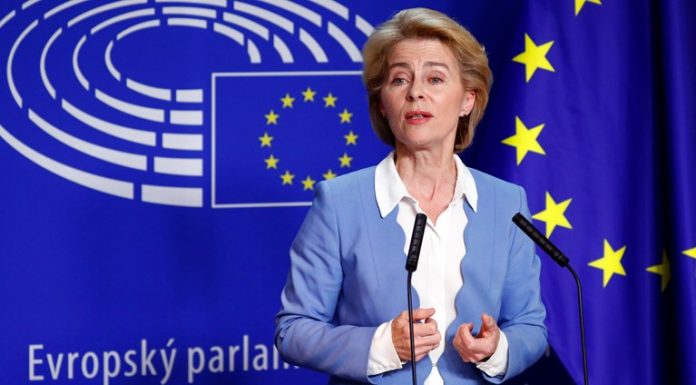 Ούρσουλα φον ντερ Λάιεν σε Ευρωπαίους: Μην κλείσετε ακόμη τις καλοκαιρινές διακοπές σας