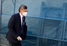 Στην κλινική στο Περιστέρι ο Σ. Τσιόδρας: 37 άνθρωποι θετικοί στον ιό