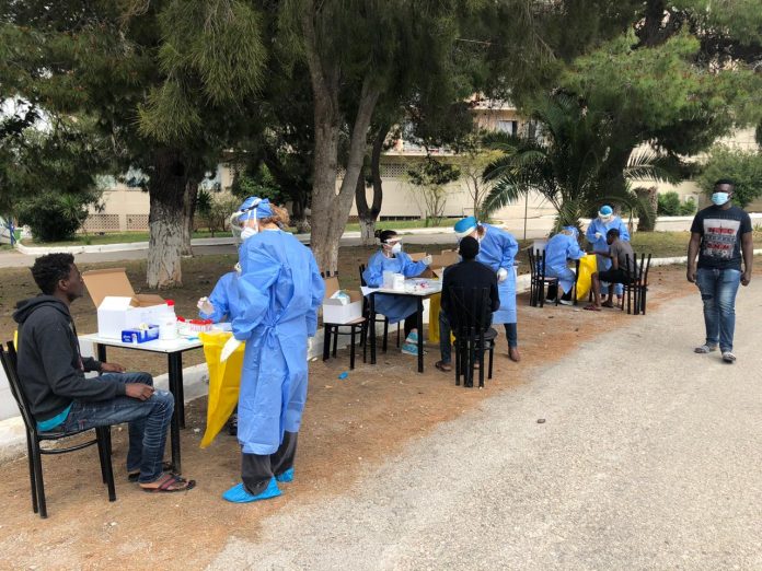 κλιμάκιο του ΕΟΔΥ πραγματοποιεί δειγματοληψία σε πρόσφυγες στη δομή στο Κρανίδι