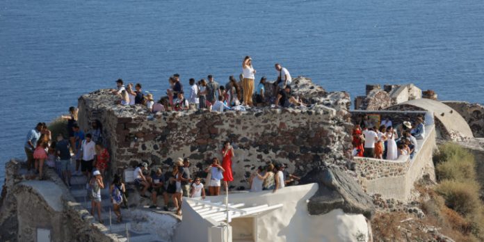 kalokairi-toyristes-sti-santorini