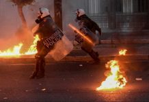 Δώδεκα προσαγωγές για τα επεισόδια έξω από την αμερικανική πρεσβεία