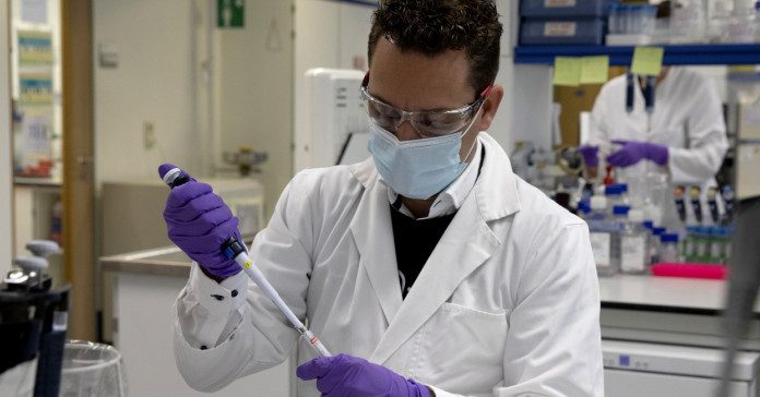 Ρωσία: Ξεκίνησε η παραγωγή του εμβολίου κατά του κορωνοϊού