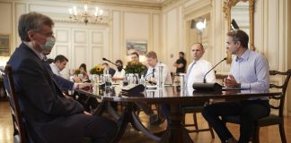 Κρίσιμη τηλεδιάσκεψη υπό τον πρωθυπουργό για τον κορωνοϊό