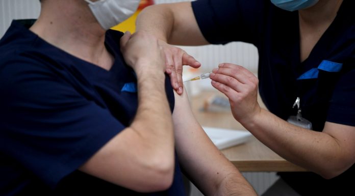 ΗΠΑ: Νοσηλευτής βρέθηκε θετικός στον κορωνοϊό αφού έκανε την 1η δόση του εμβολίου