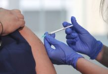 Σε τρεις φάσεις ξεκινάει σήμερα ο εμβολιασμός των υγειονομικών