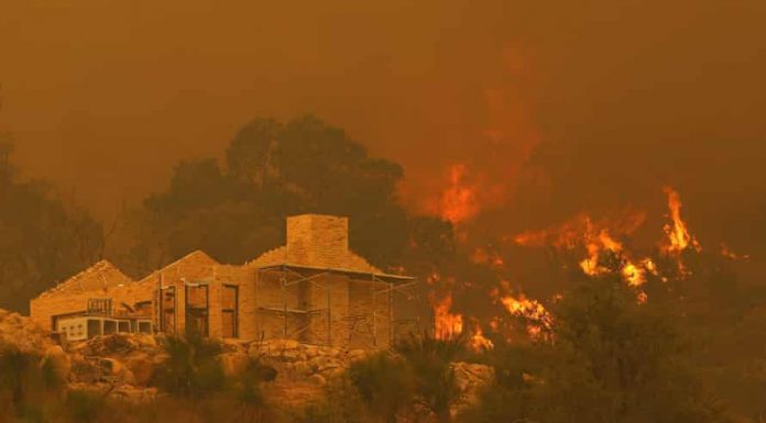 Πύρινη λαίλαπα στην Αυστραλία: 71 σπίτια καταστράφηκαν κοντά στην Περθ