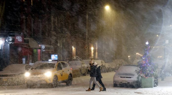 Ισχυρή χιονοθύελλα σαρώνει τις ΗΠΑ