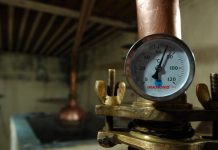 Έκρηξη σε αποστακτήριο έξω από τη Λάρισα με οκτώ τραυματίες