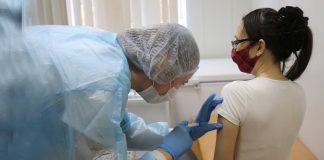 Γαλλία: Επικυρώθηκε το υγειονομικό πάσο και ο υποχρεωτικός εμβολιασμός των υγειονομικών