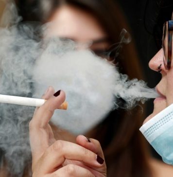 Ιδιαίτερα αυξημένος ο κίνδυνος βαριάς Covid-19 και θανάτου για τους καπνιστές