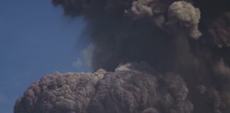 Η Αίτνα «ξύπνησε» και πάλι εκτοξεύοντας σύννεφα στάχτης και τέφρας