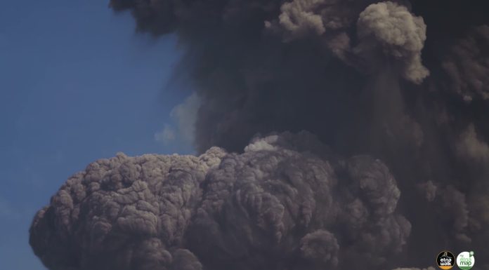 Η Αίτνα «ξύπνησε» και πάλι εκτοξεύοντας σύννεφα στάχτης και τέφρας