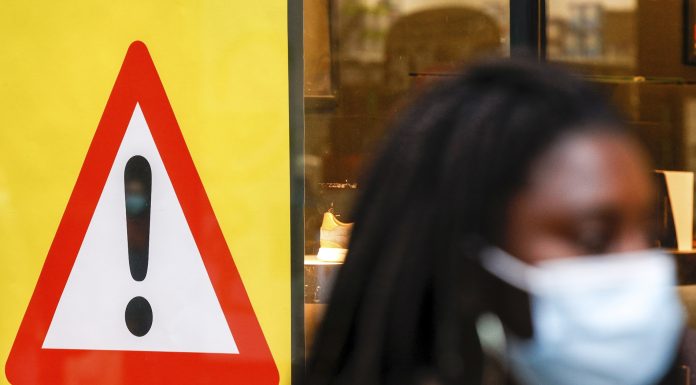 Εξαπλώνεται η «Όμικρον» – Νοτιοαφρικανή γιατρός: «Ήπια συμπτώματα» εμφανίζουν οι ασθενείς
