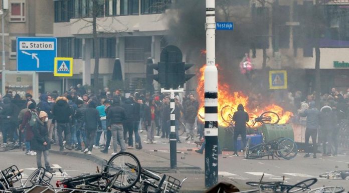 Ολλανδία: Δεύτερη νύχτα ταραχών για τα μέτρα κατά της πανδημίας