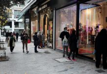 Νέο ωράριο για τα εμπορικά καταστήματα από τη Δευτέρα