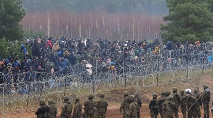 Πρωθυπουργός Πολωνίας: Εκατομμύρια μετανάστες θα φθάσουν στην Ευρώπη αν χαλαρώσουν οι έλεγχοι