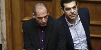 Βαρουφάκης σε Τσίπρα: Να καταθέσουμε μομφή σε αυτή την «επικίνδυνη» κυβέρνηση