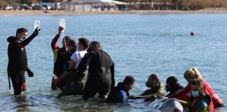 Κρίσιμη η κατάσταση της υγείας της φάλαινας που εκβράστηκε στον Άλιμο
