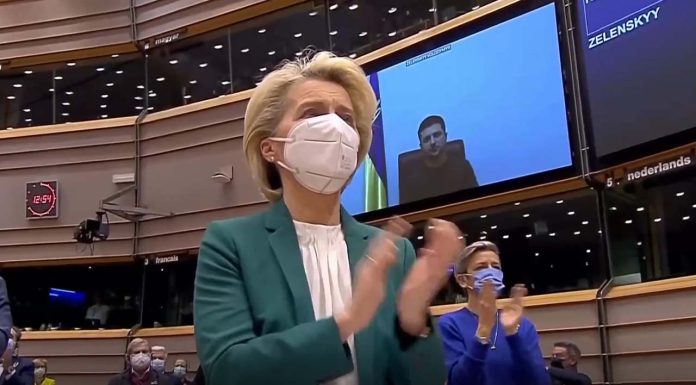 Β. Ζελένσκι σε Ευρωκοινοβούλιο: Κανείς δε θα μας λυγίσει, είμαστε σκληροί, είμαστε Ουκρανοί