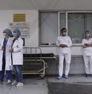 COVID-19: Γιατί οι επαγγελματίες υγείας στην Ελλάδα αρνούνται τον εμβολιασμό