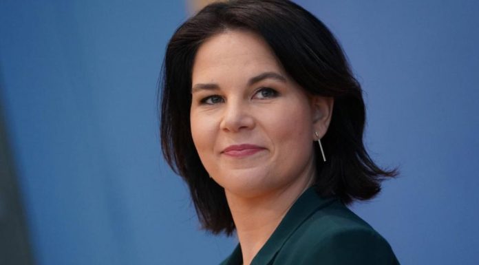 Με κορωνοϊό η Αν. Μπέρμποκ: Ακυρώνονται οι επισκέψεις της σε Αθήνα και Άγκυρα