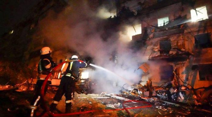 Ουκρανία: Εκρήξεις στο Κίεβο – Στις φλόγες συγκρότημα κατοικιών