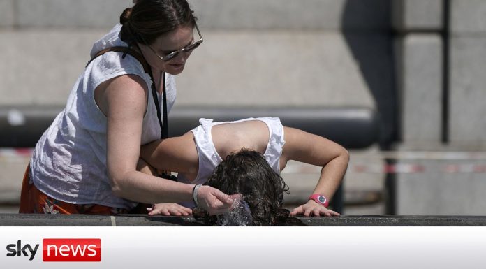 «Καμίνι» η Βρετανία: Η θερμοκρασία ξεπέρασε για πρώτη φορά τους 40 βαθμούς Κελσίου