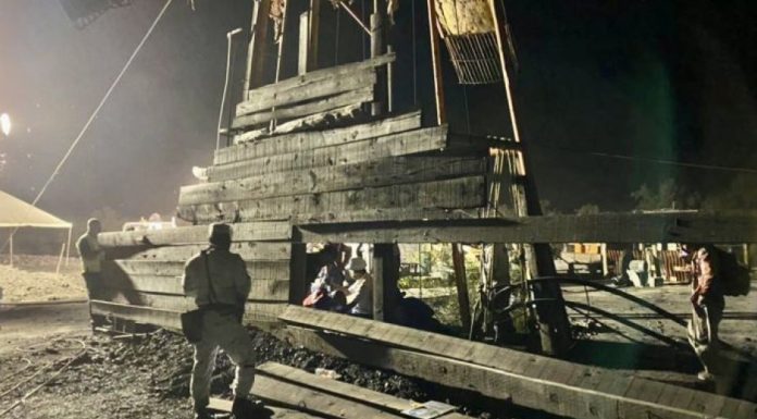 Θρίλερ με παγιδευμένους οι ανθρακωρύχους στο Μεξικό: Άκαρπη η προσπάθεια δύτη να μπει στη στοά