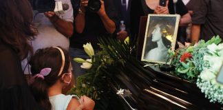 Με την «Υπερμάχω στρατηγώ» πλήθος κόσμου αποχαιρέτισε την Ειρήνη Παππά