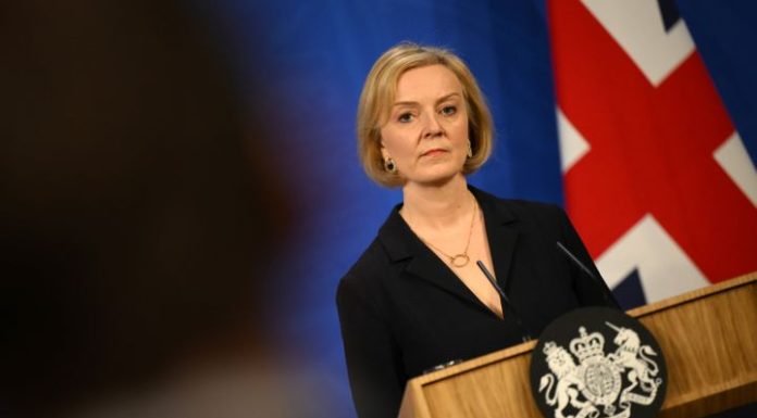 Βρετανία: Αντιμέτωπη με ισχυρή εσωκομματική αμφισβήτηση η Λιζ Τρας