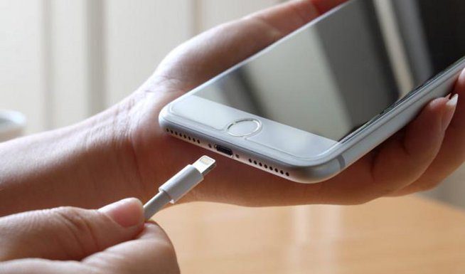Η ΕΕ επιβάλλει ενιαίο φορτιστή για όλα τα smartphones και άλλες φορητές ηλεκτρονικές συσκευές